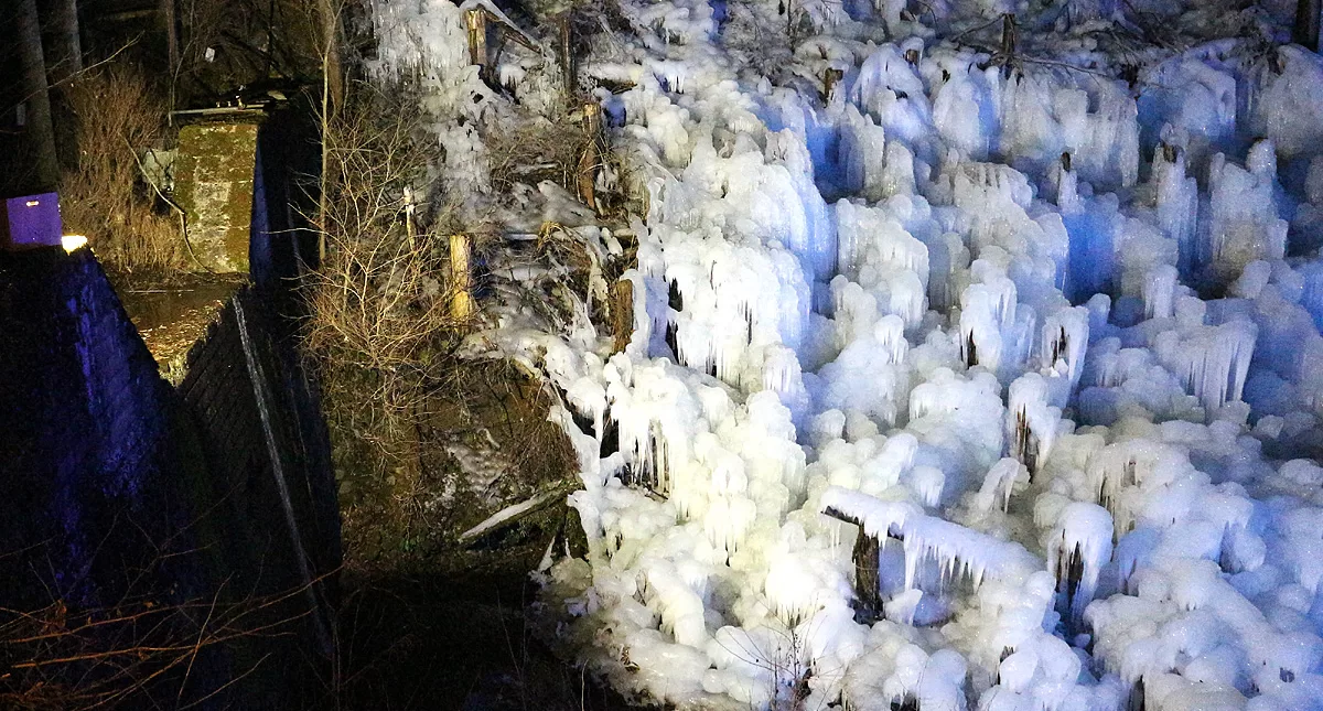 あしがくぼの氷柱,Ashi ga ku bo no tsurara,Icicles of Ashigakubo,night,夜